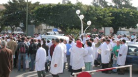 رقعة الاحتجاج تتوسع بقطاع الصحة والوزارة كالأطرش في الزفة