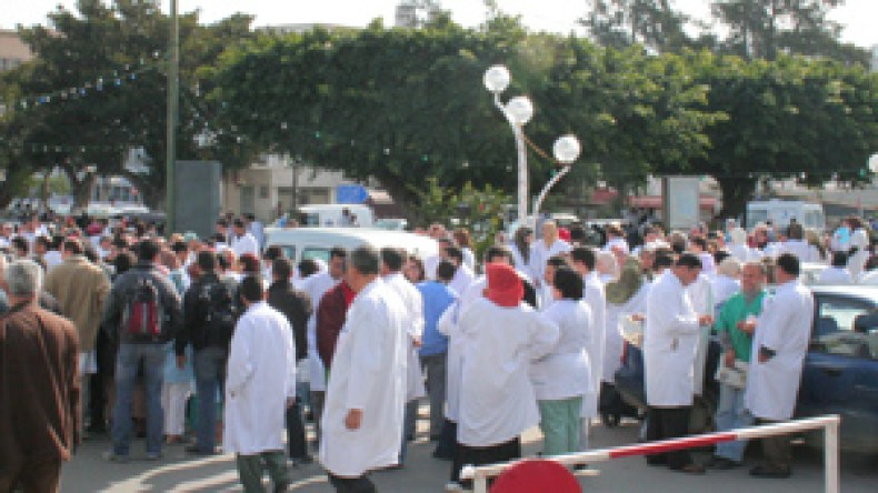 رقعة الاحتجاج تتوسع بقطاع الصحة والوزارة كالأطرش في الزفة