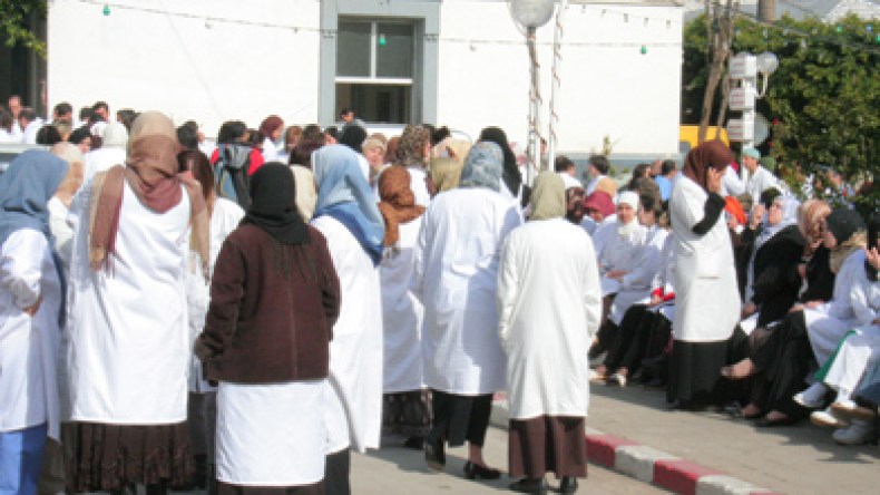طبيبات يتعرضن للمساومة مقابل عقود ما قبل التشغيل