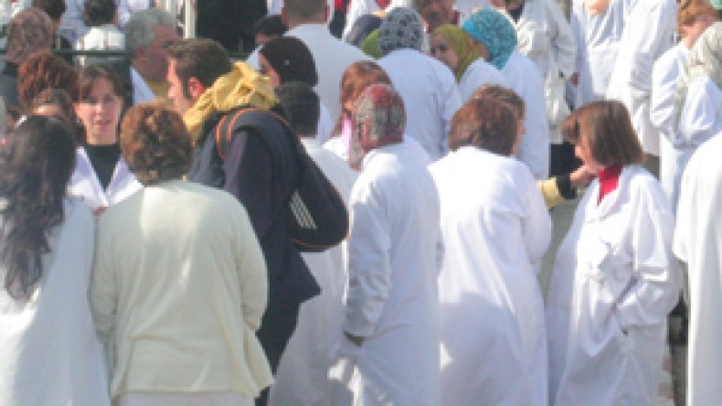 سبع نقابات مستقلة تشل القطاعات الحيوية في أربعاء الغضب