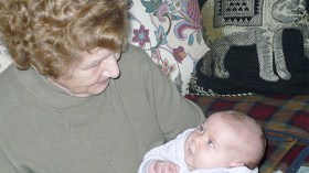 جدات يستقبلن مواليدهن الجدد بمحاولات الإنتحار