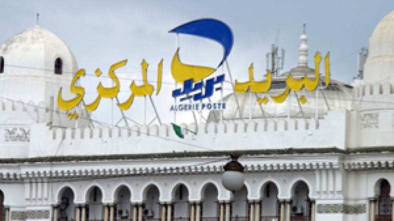 آلاف البطاقات المغناطيسية مكدسة لدى مكاتب البريد والزبائن في انتظارها