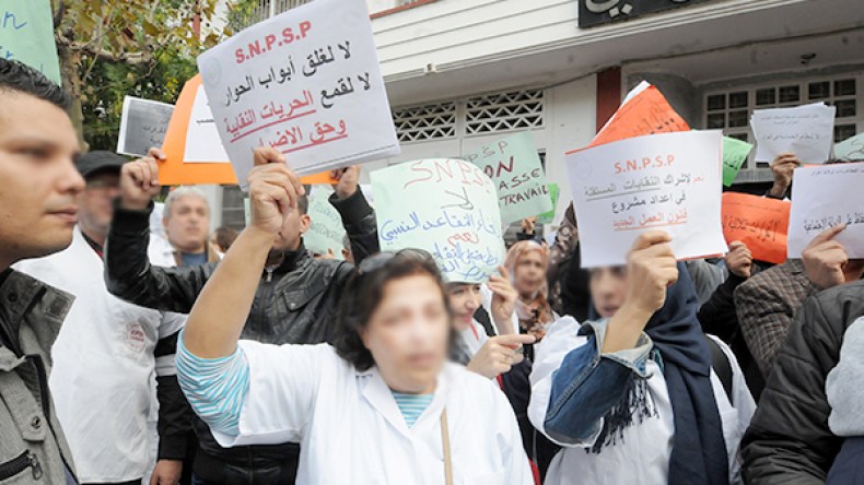 “صامدون واقفون لقانون التقاعد.. رافضون”