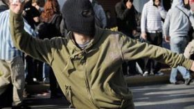 500 illegal immigrants besieged by demonstrators in Greece