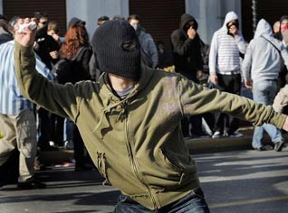 500 illegal immigrants besieged by demonstrators in Greece