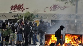 النازيون الجدد يحاصرون 500 حراڤ بينهم جزائريون ويطالبون بطردهم