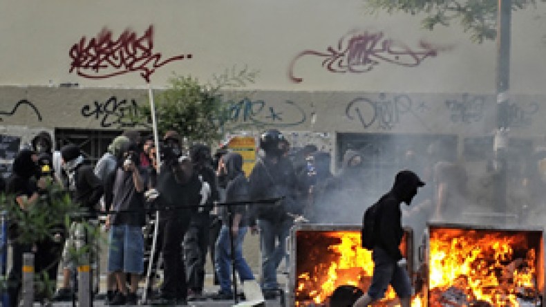 النازيون الجدد يحاصرون 500 حراڤ بينهم جزائريون ويطالبون بطردهم