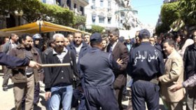 عائلات‭ ‬ضحايا‭ ‬الإرهاب‭ ‬في‭ ‬اعتصام‭ ‬وطني‭ ‬أمام‭ ‬البرلمان