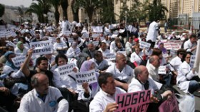 الأطباء يتهمون بركات بالاستفزاز والتحرش