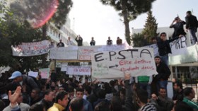 الطلبة يُحاصرون حراوبية في مكتبه ويطالبونه بالرحيل