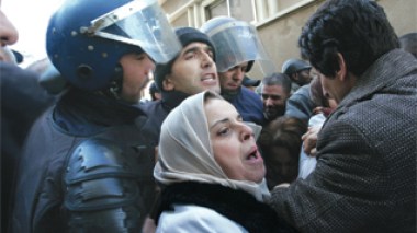 Doctors molested by riot-police at the presidential palace