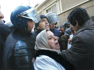 Doctors molested by riot-police at the presidential palace