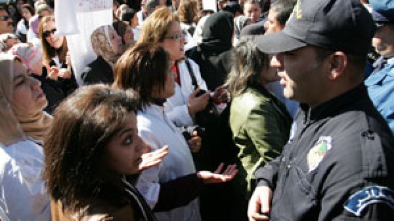 الحكومة تتجاهل تجمعا ضخما للأطباء أمام قصر الحكومة