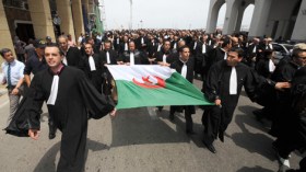 المحامون ينقسمون بين مؤيد ومعارض لقرار تجميد الإضراب