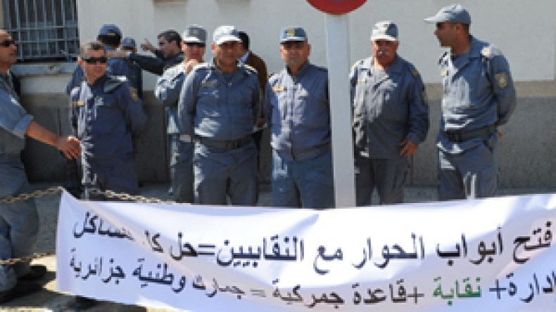 اعتصامات وشلل عبر 5 فروع واضطراب في رحلات النقل الجوي البحري