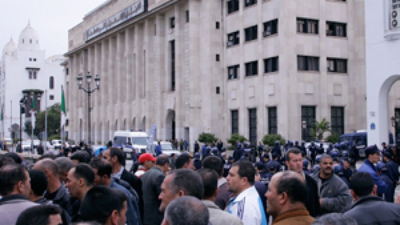 عمال الأسلاك المشتركة يمهلون الحكومة أسبوعا قبل الدخول في إضراب