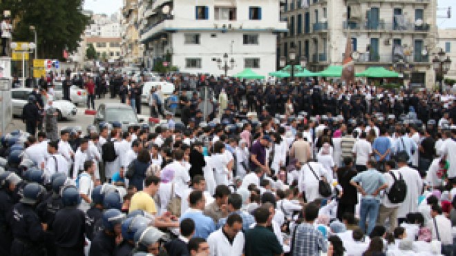 الأطباء يتمسكون بالإضراب ويُهّربون اعتصامهم إلى وهران