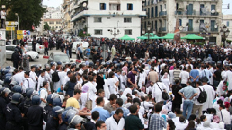 الأطباء يتمسكون بالإضراب ويُهّربون اعتصامهم إلى وهران