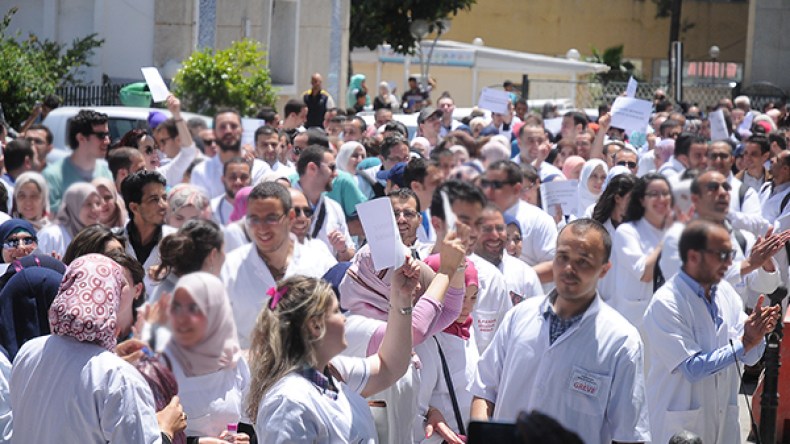 أصحاب المآزر البيضاء في مسيرة حاشدة بوهران