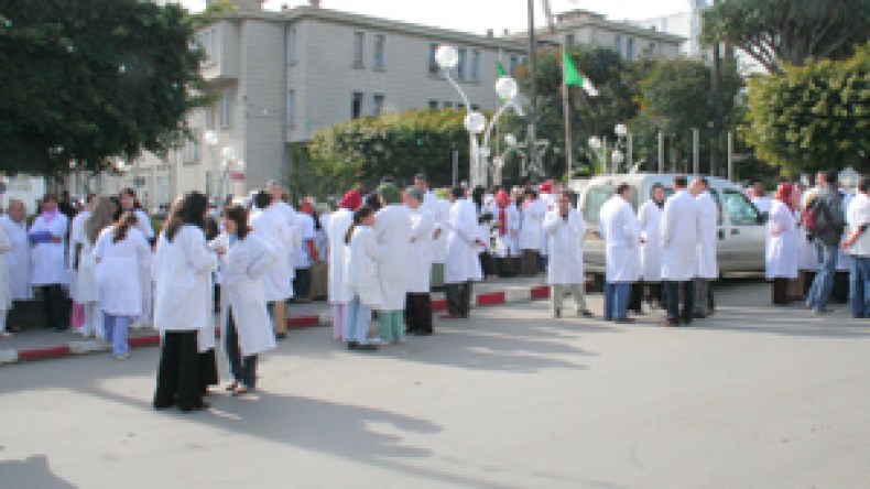 عمال شبه‭ ‬الطبي‭ ‬يردّون‭ ‬على‭ ‬ولد‭ ‬عباس‭ ‬باعتصام‭ ‬اليوم‭ ‬ويواصلون‭ ‬الإضراب