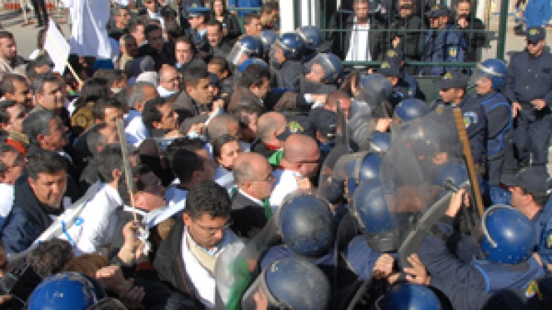 صدامات عنيفة بين الأطباء وقوات مكافحة الشغب