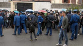 طوارئ في ثانويات العاصمة.. تطويق أمني وضرب بالهراوات