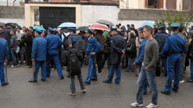 طوارئ في ثانويات العاصمة.. تطويق أمني وضرب بالهراوات