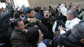 قوات الأمن تطارد الأطباء بالهراوات أمام رئاسة الجمهورية