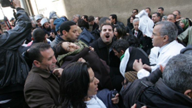 قوات الأمن تطارد الأطباء بالهراوات أمام رئاسة الجمهورية