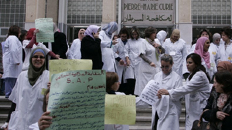 نقابات الصحة تتكتل لمواجهة الوعود “الكاذبة” لولد عباس