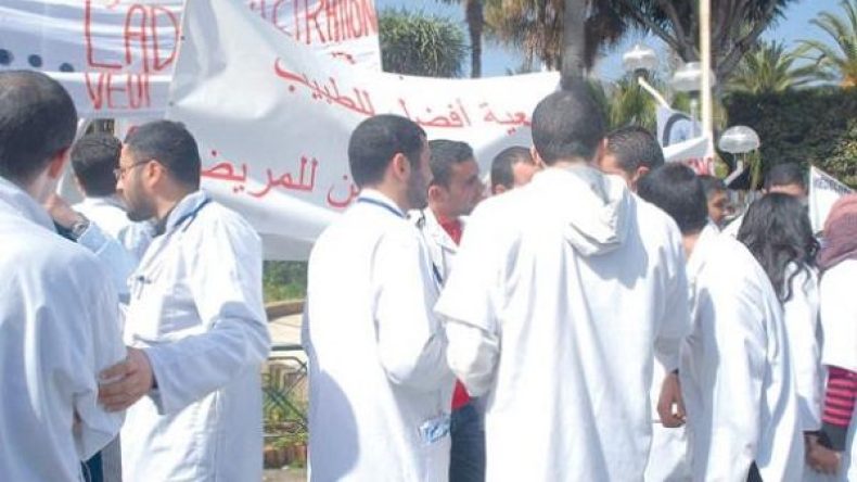 الأطباء المقيمون في “إضراب الكرامة” ضد قانون الصحة