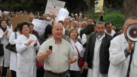 ممارسو‭ ‬الصحة‭ ‬العمومية‭ ‬يعتصمون‭ ‬أمام‭ ‬مقر‭ ‬الوزارة