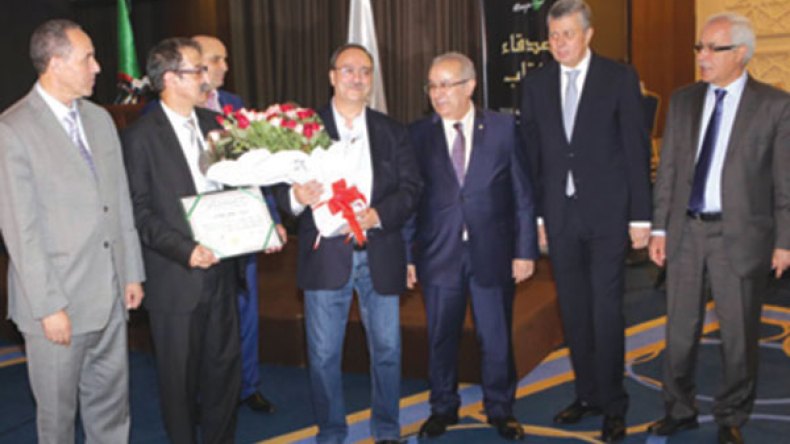 قرين يسلم جائزة أصدقاء الكتاب في حضرة “جاك بيرك”