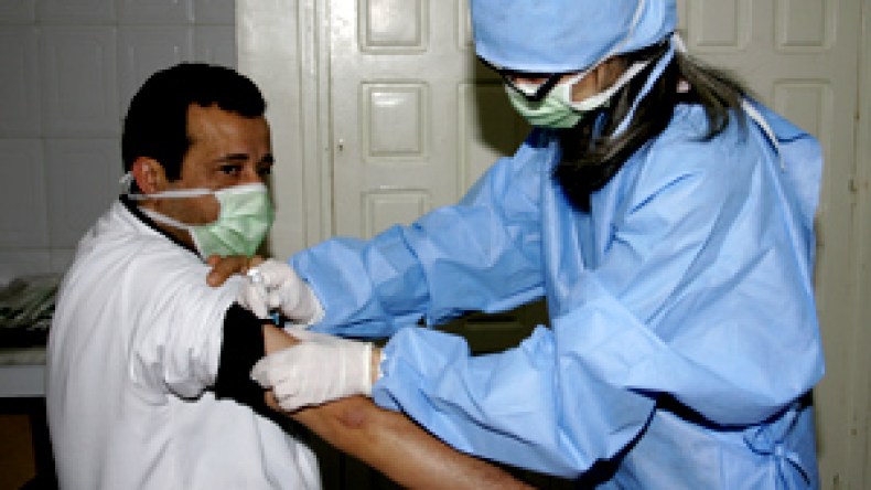 الأطباء الأساتذة أول الملقحين لكسر تخوفات السلك الطبي حول لقاح أنفلونزا الخنازير