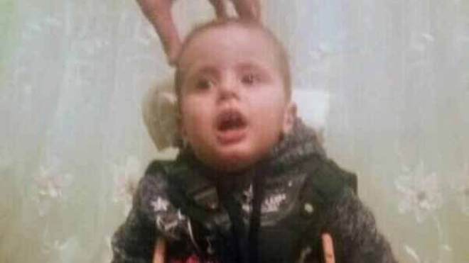 مرض غريب ينخر جسد الطفل لقمان ويمنعه من الحركة