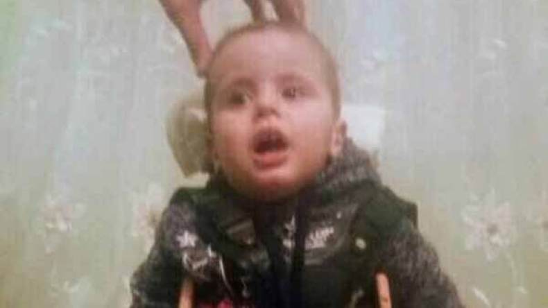 مرض غريب ينخر جسد الطفل لقمان ويمنعه من الحركة