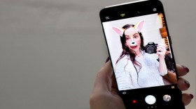 فتيات يخلعن ثوب الحياء على “السناب الشات”!