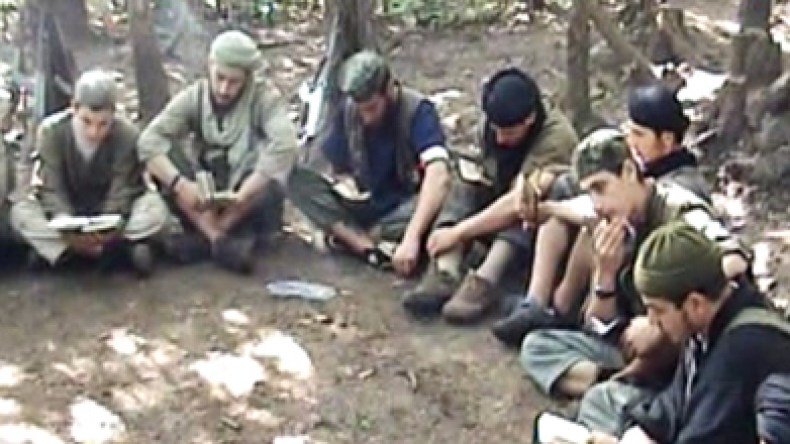 إرهابي أهدى زوجته ثلاثة ملايير وصندوق ذهب واستثمر غنائم الإرهاب لشراء الحمامات