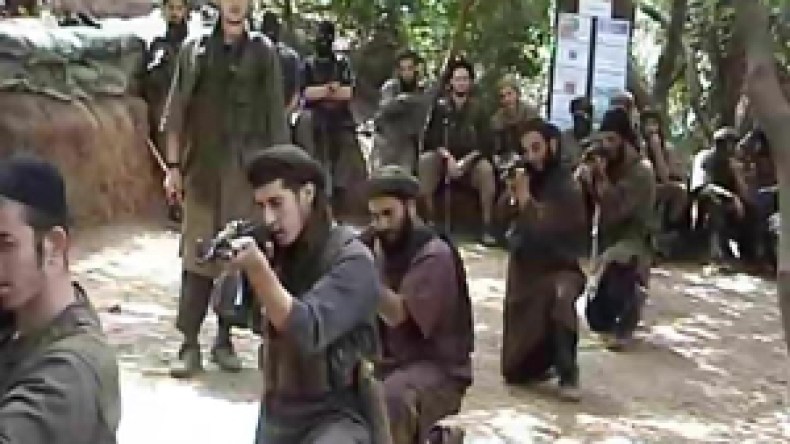 هكذا تورط ناهبو الرمال في تمويل الإرهابيين وتموينهم بالسلاح والمؤونة