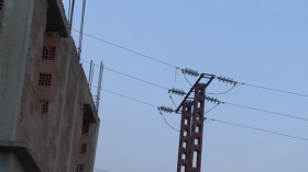 عشرات السكان يطالبون بربطهم بالكهرباء بسيدي عيسى