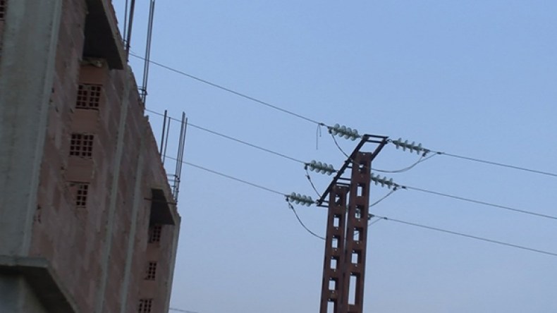 عشرات السكان يطالبون بربطهم بالكهرباء بسيدي عيسى