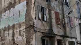 عائلات تواجه الموت داخل بناية هشّة بوهران