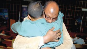 Retrouvailles de Sami El Hadj avec un de ses camarades de Guantanamo au forum  Echorouk