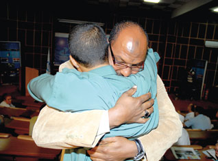 Retrouvailles de Sami El Hadj avec un de ses camarades de Guantanamo au forum  Echorouk