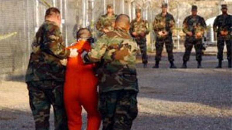 فرنسا تتوعد بسجن جزائري فور إطلاق سراحه من غوانتنامو