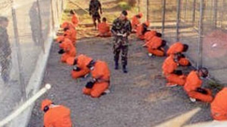 جزائري مرحل من  غوانتانامو يخضع للرقابة القضائية