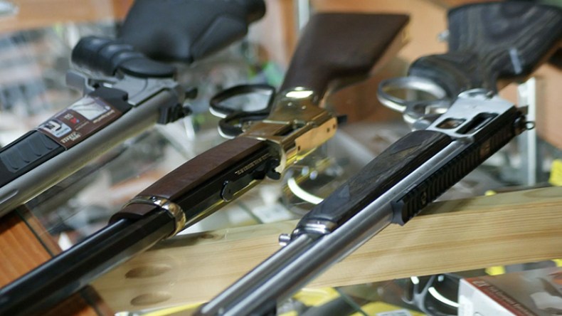 حجز 7 قطع من الأسلحة النارية ألمانية الصنع داخل سيارة