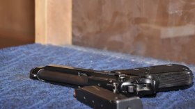 شابّ “يسرق” مسدس شرطي لشراء دراجة ناريّة!