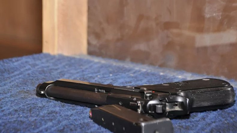 شابّ “يسرق” مسدس شرطي لشراء دراجة ناريّة!