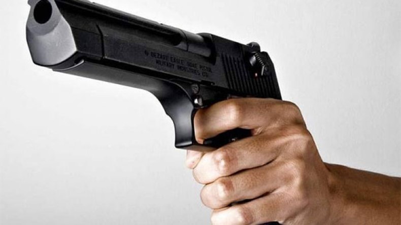 مهرَب مغربي يطلق النار على حراس الحدود ببشار